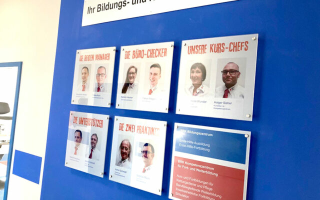 Mitarbeiterprofile an einer Wand im Bildungs- und Kompetenzzentrum