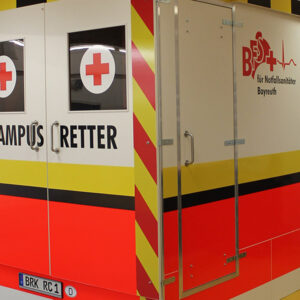 RETTcampus Trainingsareal mit einem Rettungswagen