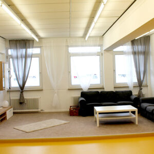 RETTcampus Trainingsareal in einem Wohnzimmer mit Couch und Wohnwand