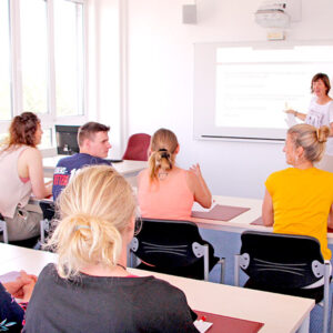 Personen in einem Schulungsraum